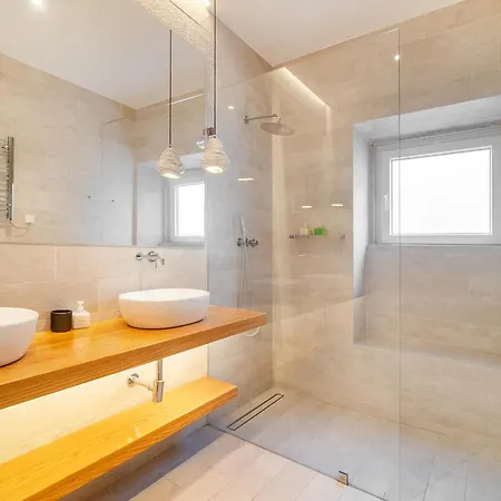 Whome Charm Walk To Graca Viewpoints