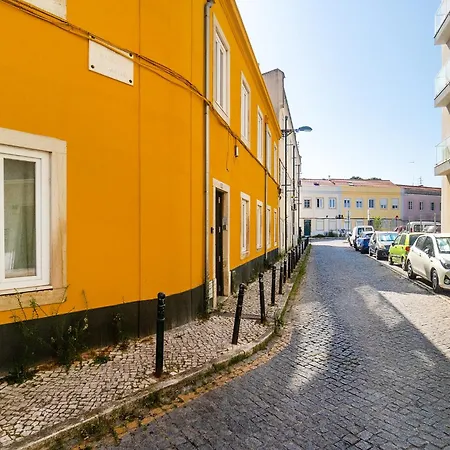 Whome Charm Walk To Graça Viewpoints