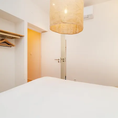 Whome Charm Walk To Graca Viewpoints Lisbona