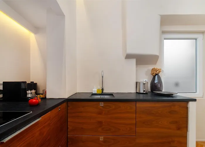 Whome Charm Walk To Graca Viewpoints