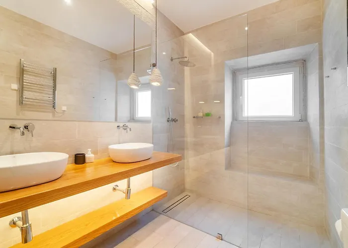 Whome Charm Walk To Graca Viewpoints