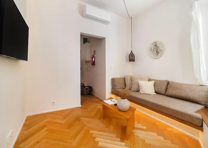 Whome Charm Walk To Graca Viewpoints ליסבון