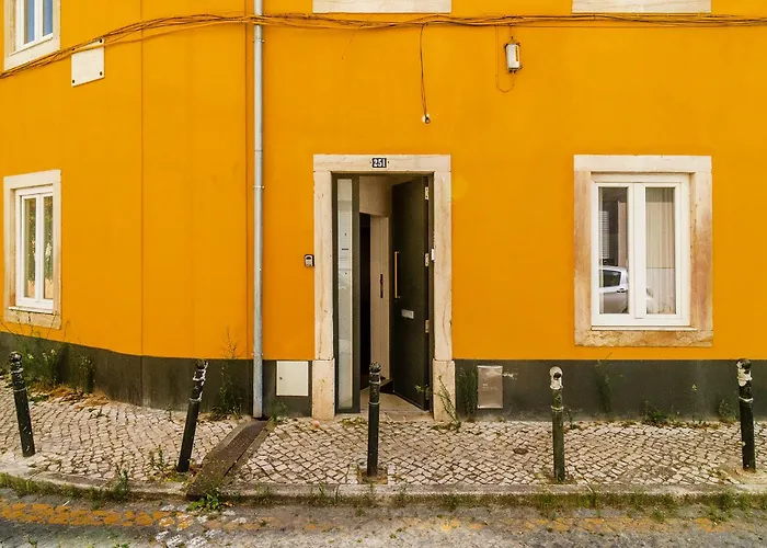 Whome Charm Walk To Graca Viewpoints