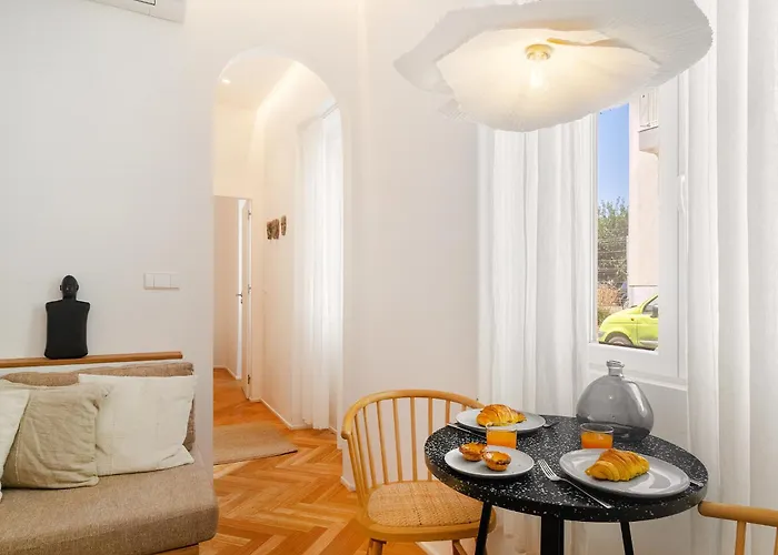 Whome Charm Walk To Graca Viewpoints