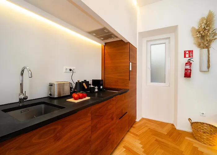 Whome Charm Walk To Graca Viewpoints *