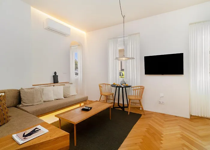 Whome Charm Walk To Graca Viewpoints