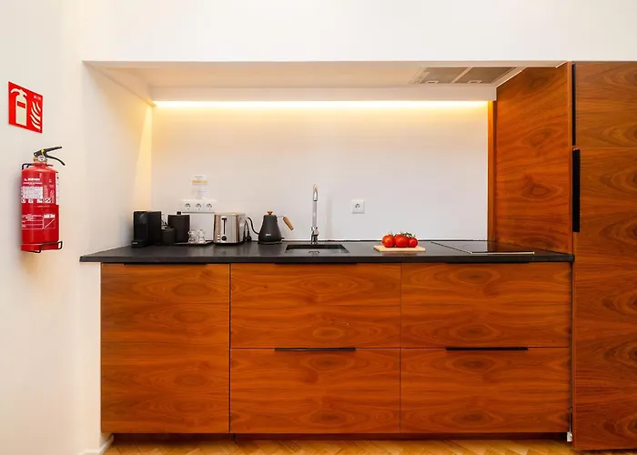 Whome Charm Walk To Graca Viewpoints * ליסבון