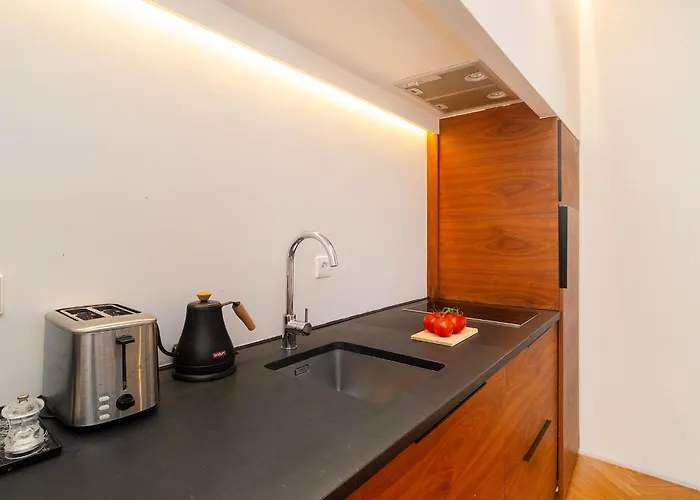 Whome Charm Walk To Graca Viewpoints ליסבון